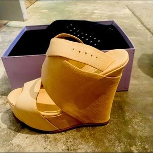 Vera wang Lavender wedges size 9